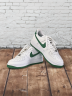 Кроссовки Nike Air Force 1 Low Retro белого цвета с акцентами Forest Green Кроссовки Nike Air Force 1 Low Retro белого цвета с акцентами Forest Green