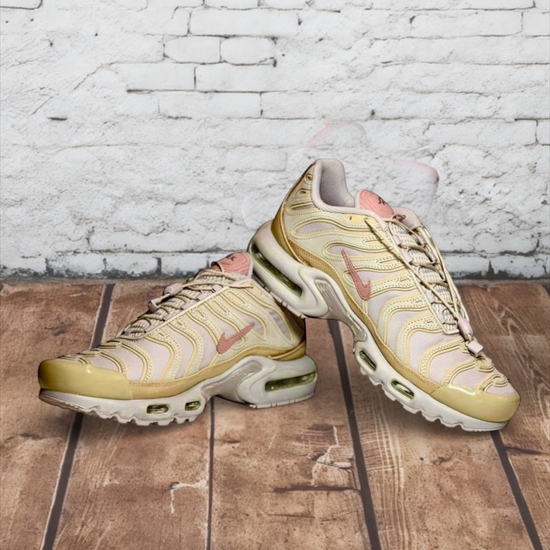 Nike Air Max Plus «Sanddrift Red Stardust